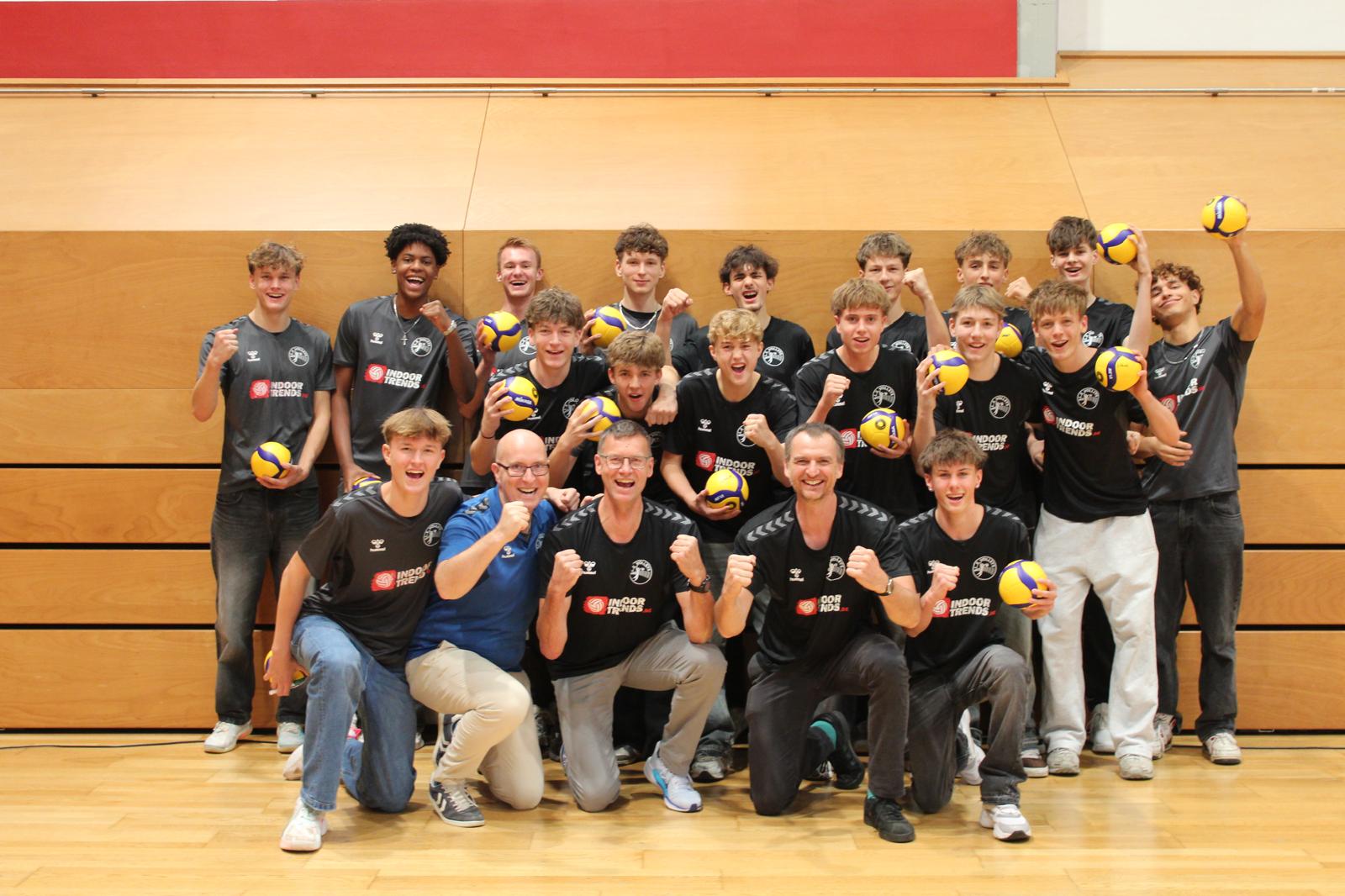 Ehrung Deutsche Meister 2024/25 Ein starkes Zeichen Leipziger Nachwuchsarbeit: Die mU16 und mU18 der L.E. Volleys jubeln mit ihren Trainern über den Gewinn der Deutschen Meisterschaft