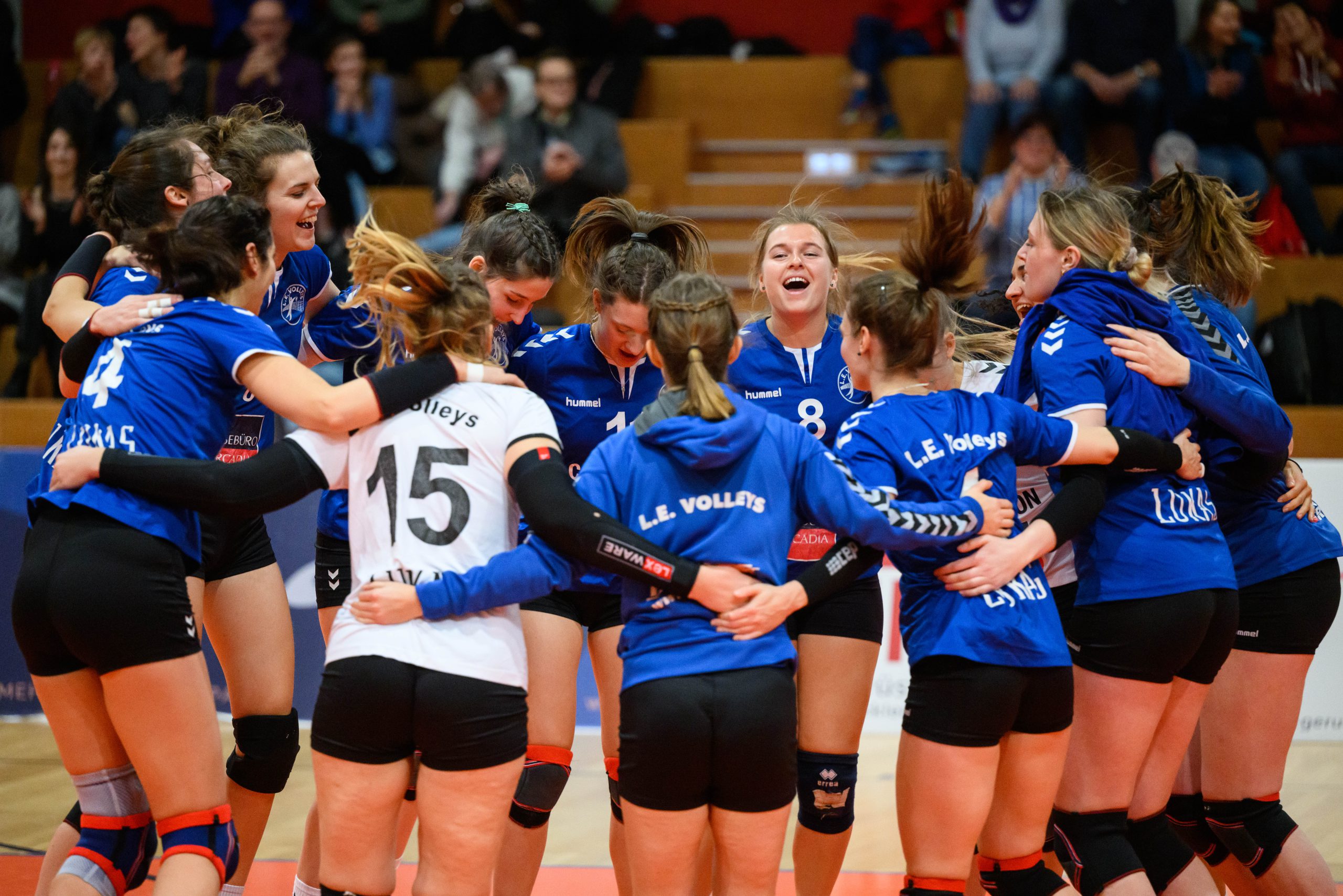 Jubel der Volleys-Frauen nach dem Sieg 

  -  L.E. Volleys Frauen vs Chemnitzer Volleyballverein, Regionalliga Ost am 28.01.2023 in Leipzig (Sachsen).