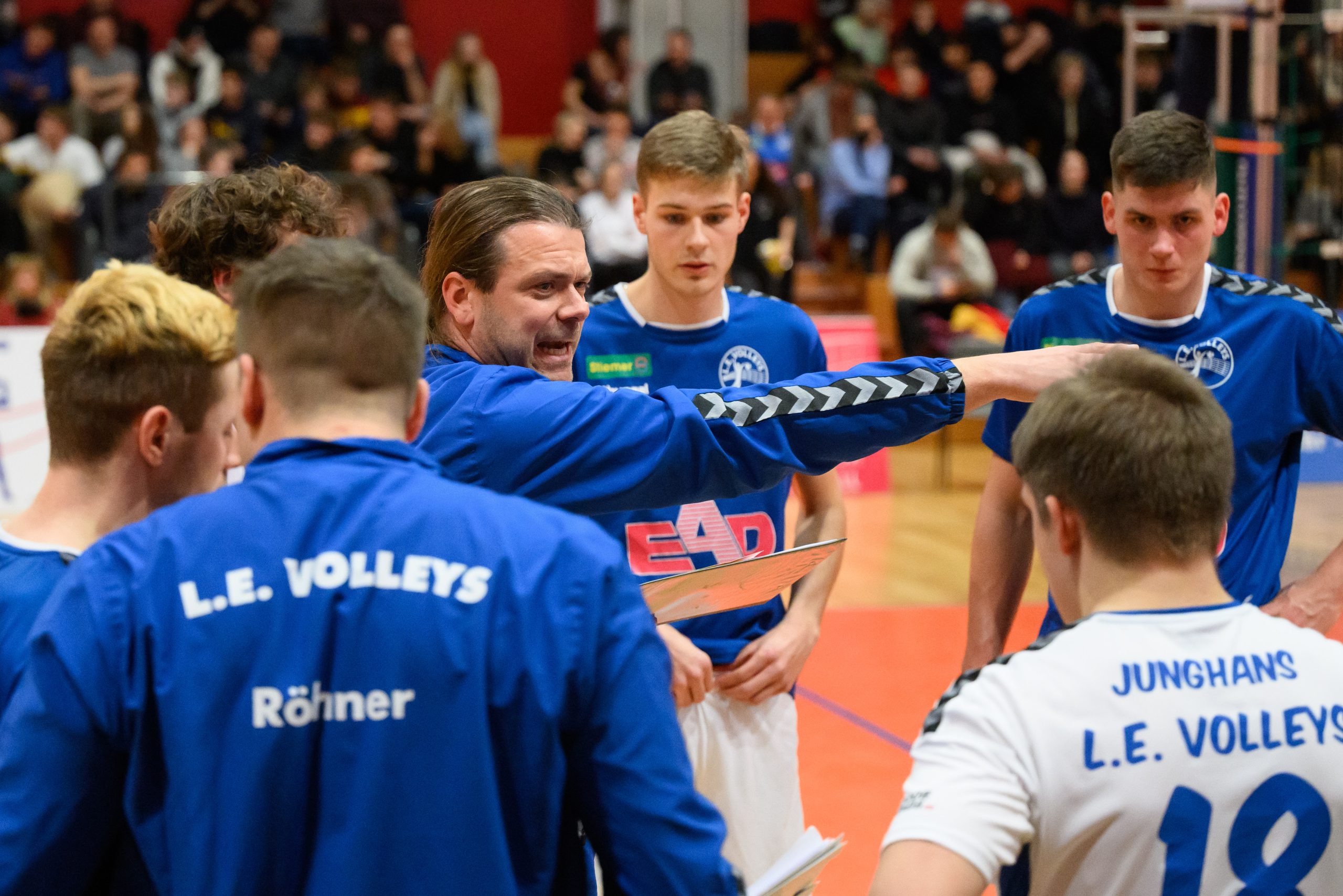 Volleys Trainer Jan Pretschek spricht in einer Auszeit zum Team

 - L.E. Volleys Leipzig vs TSV Grafing, Volleyball, 3.Liga Ost, 28.01.2023
