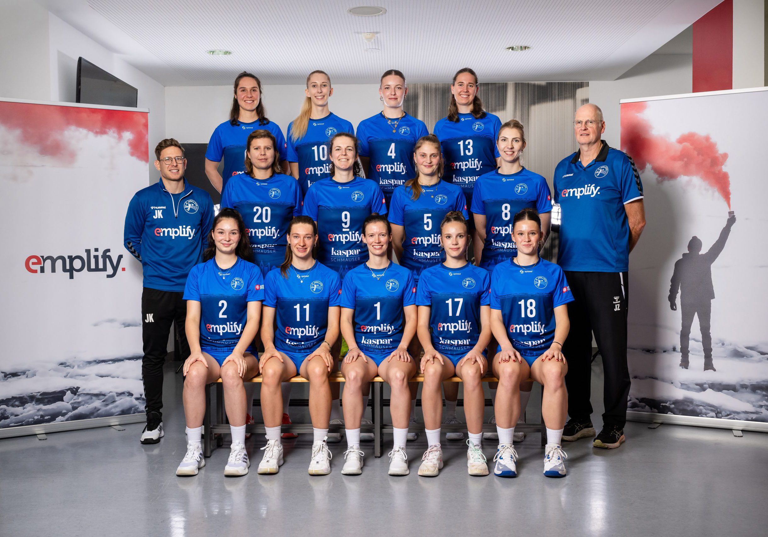 Spielerinnenporträts und Teamfoto am 04.11.2025 in Leipzig (Sachsen).