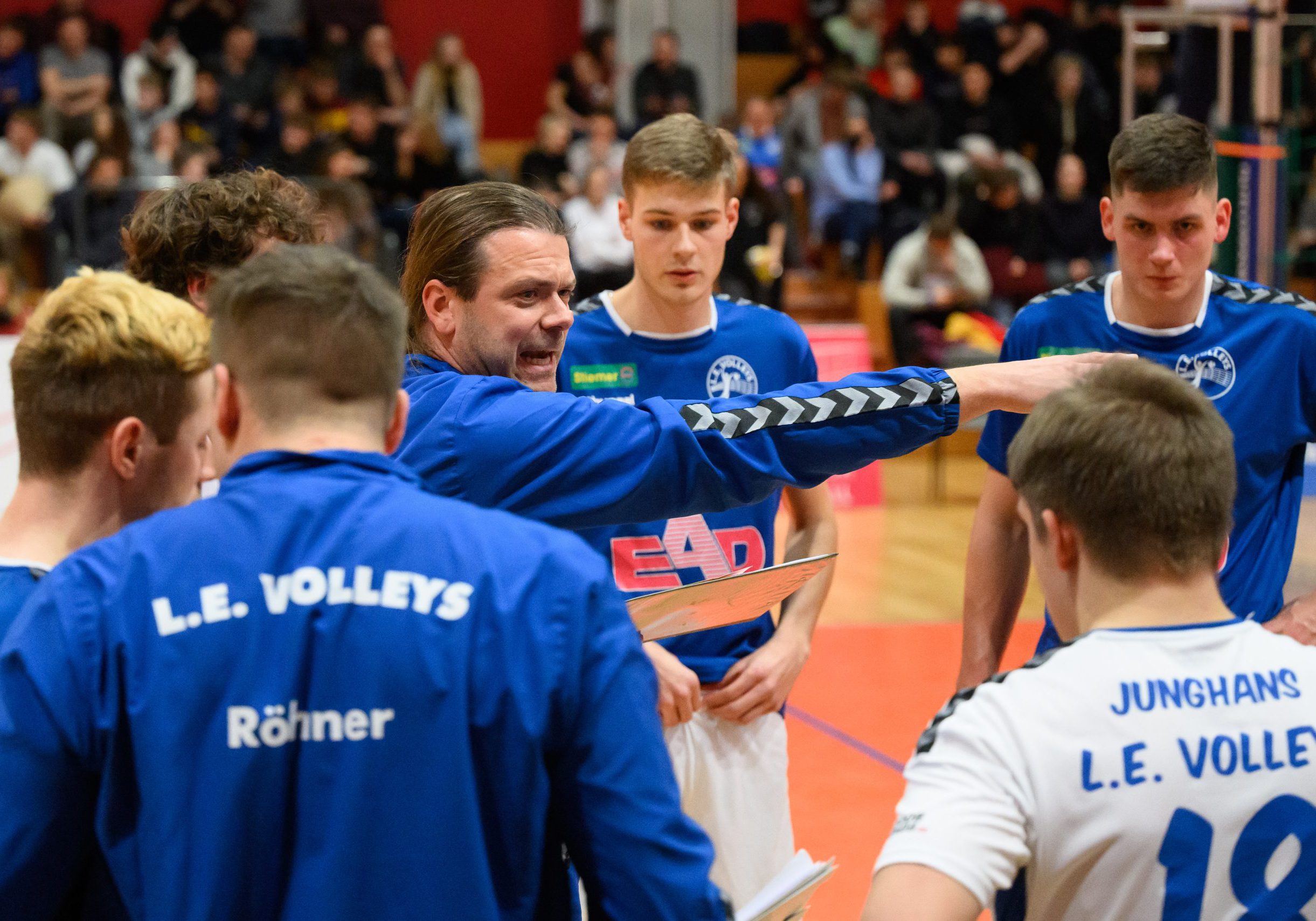 Volleys Trainer Jan Pretschek spricht in einer Auszeit zum Team - L.E. Volleys Leipzig vs TSV Grafing, Volleyball, 3.Liga Ost, 28.01.2023